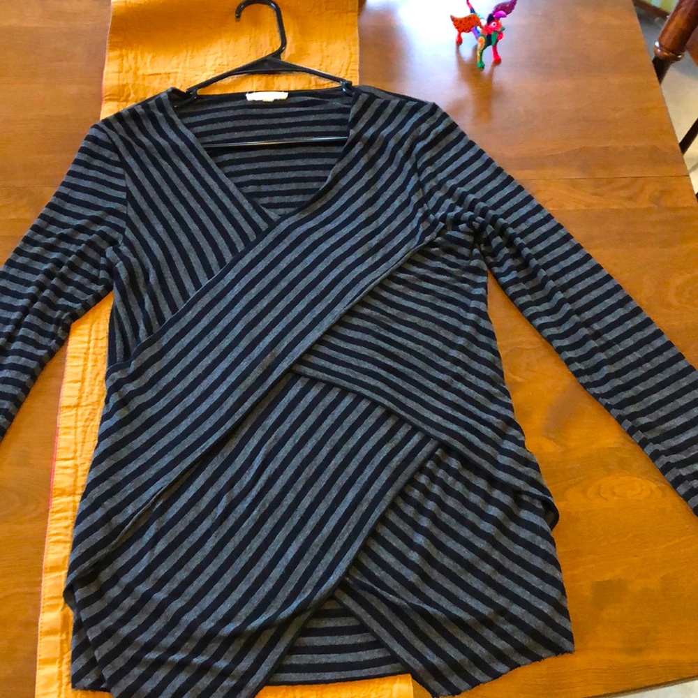 Free with bundle!! Hem & Thread Black and Grey Crossover Stretch Wrap Top. Sz L.